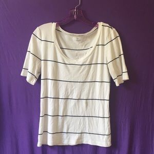 I’m selling this White Blacked Line Shirt.